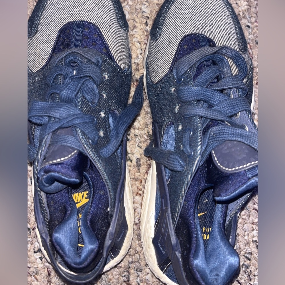 This is a pair of Nike Air Huarache Run SE women's shoes in the Binary